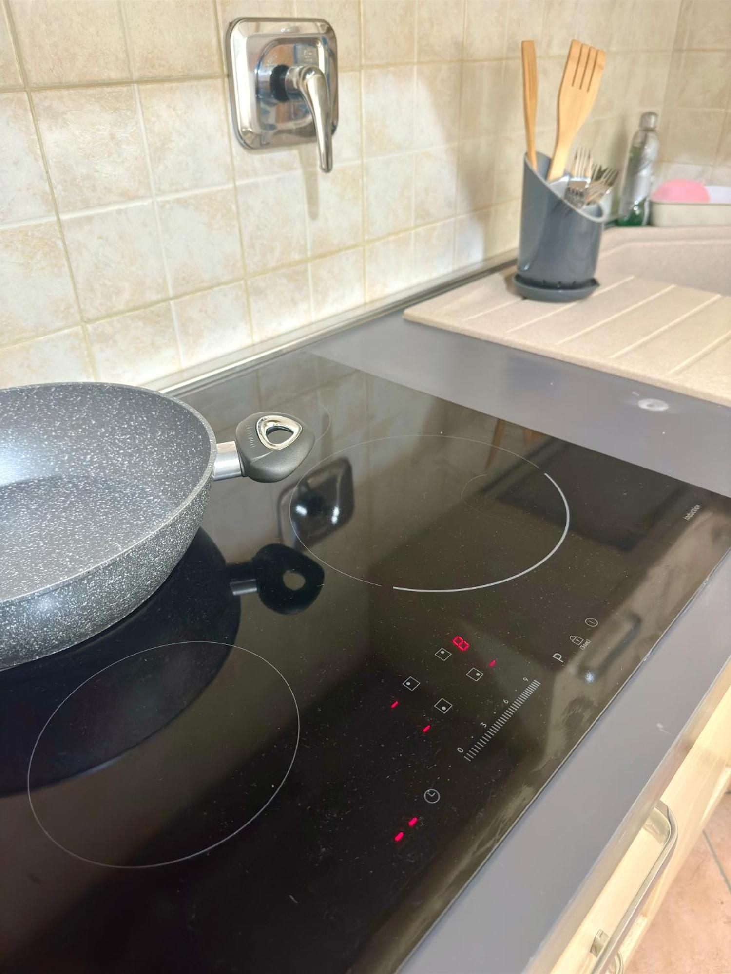 Dude House - Spacious New Flat Near Metro A Station Apartment Rom