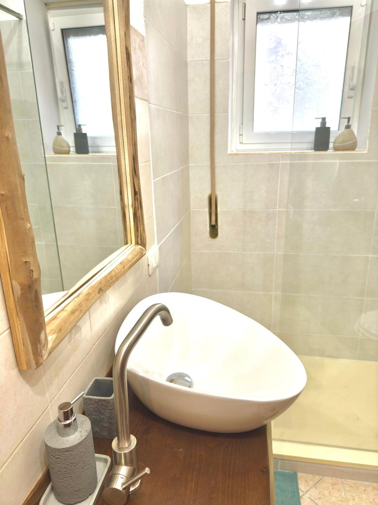 Dude House - Spacious New Flat Near Metro A Station Apartment Rom